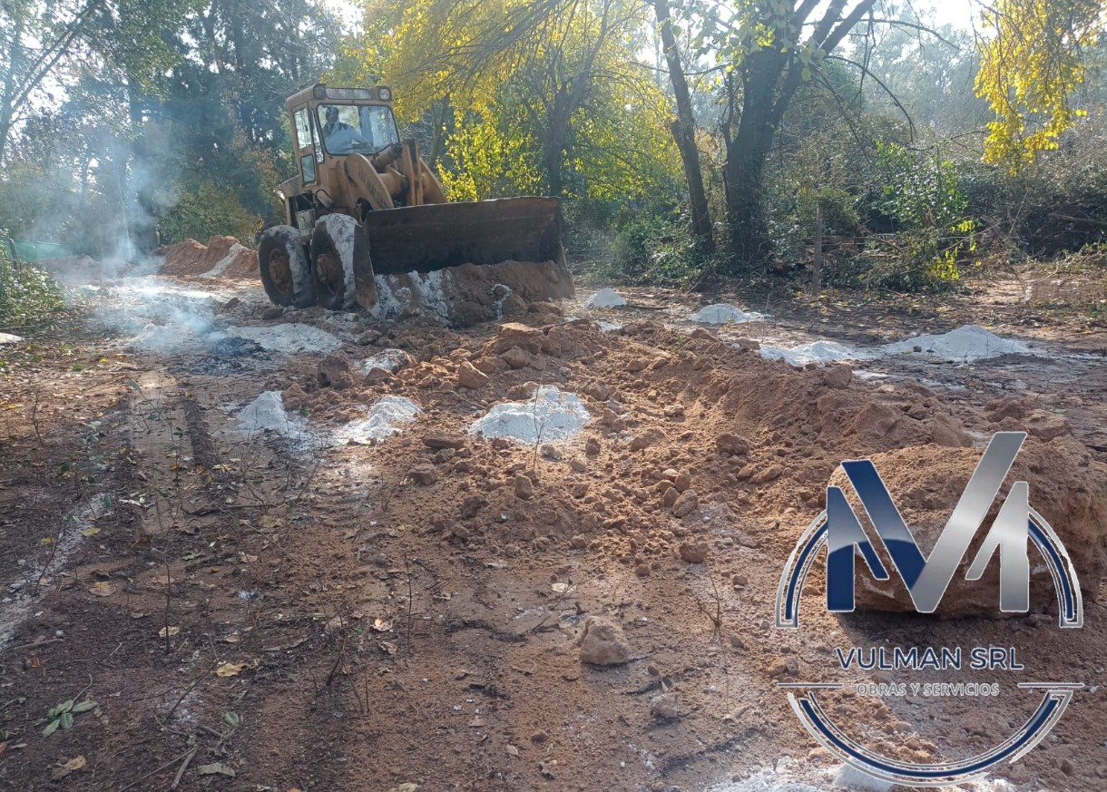 Maquinaria trabajando en una obra pública